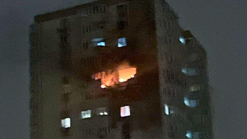 In Kiew wurden mehr als 100 Bewohner evakuiert, nachdem ein Drohnenangriff auf einen Hochhaus stattgefunden hatte: Video vom Ort