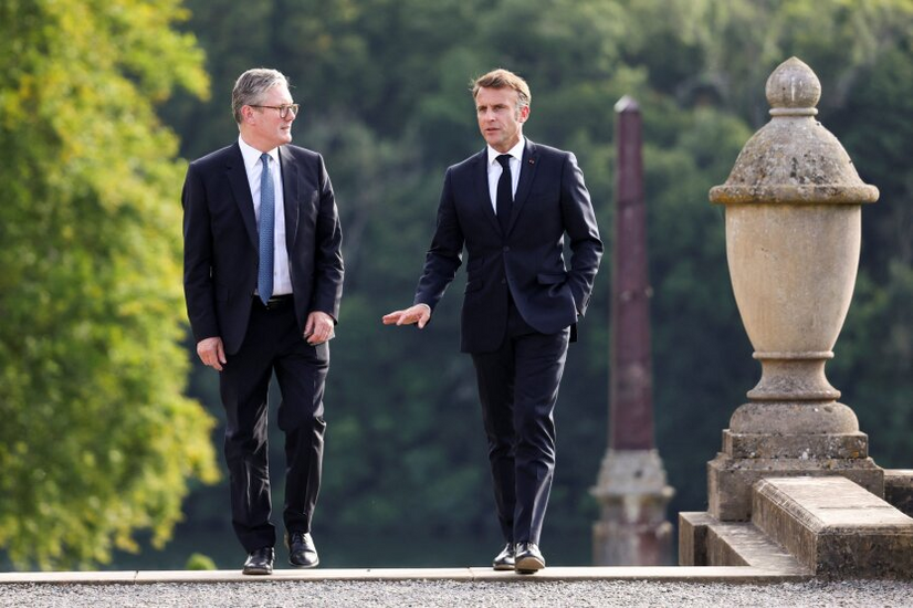 Peacekeepers from France and Britain discuss troops