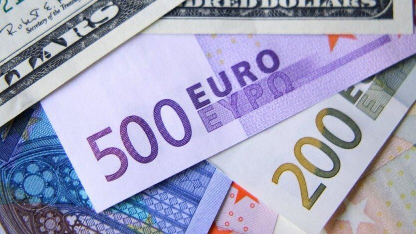 Der Euro ist auf ein Zwei-Jahres-Tief im Vergleich zum Dollar gefallen