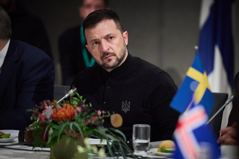 Image of Zelensky with the Ukrainian flag in the background