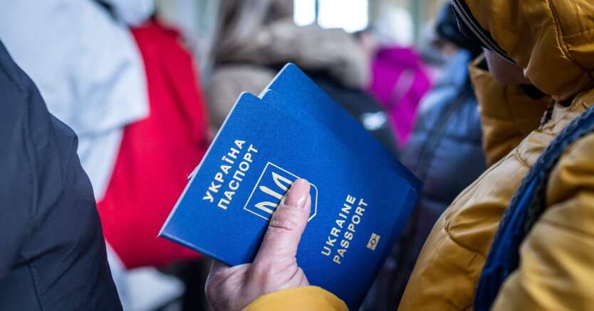 Ukrainian refugees with armor being lured home