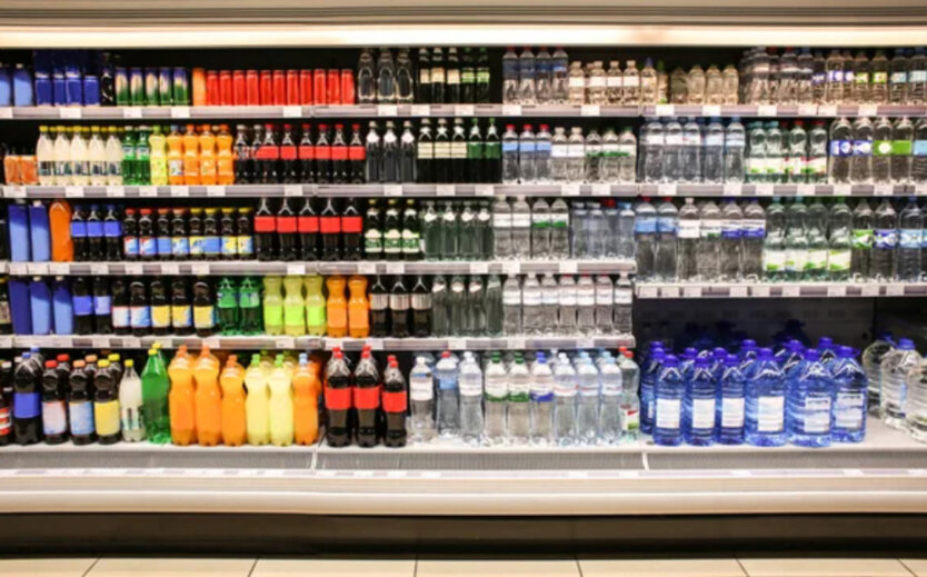 Um 10 Griwna teurer: Supermärkte zeigen neue Preise für Mineralwasser, Coca-Cola und Saft an