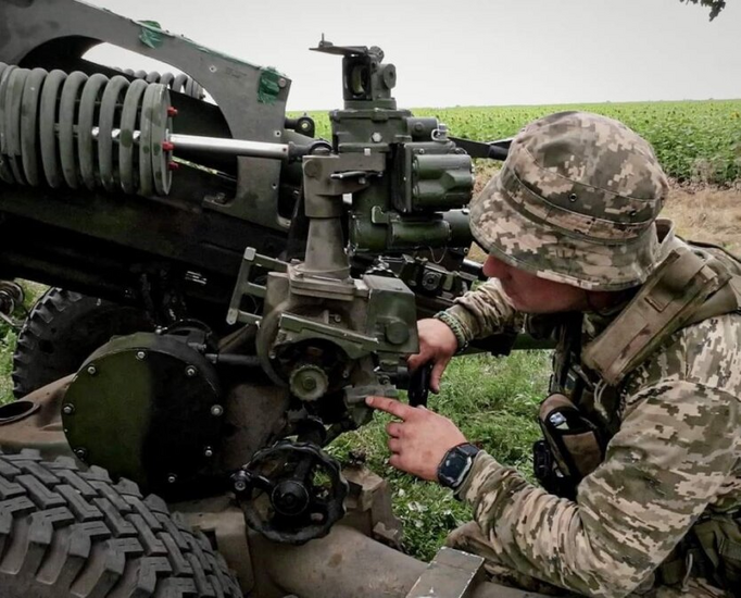 Soldiers from Ukraine and the EU at a meeting