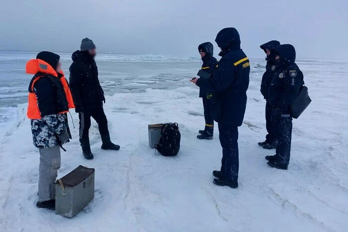 рятувальники знімають людей з крижини