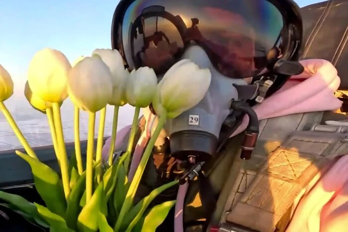 Der ukrainische Pilot gratulierte den Frauen aus dem Cockpit