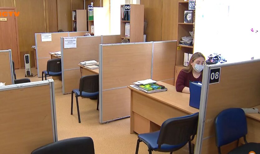 ГРУПА ЛЮДЕЙ ОБГОВОРЮЄ УМОВИ СУБСИДІЙ