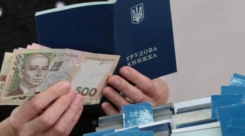 Пенсіонери отримують більше грошей у травні