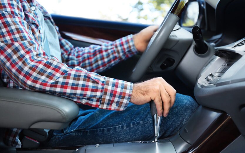 Neues Verkehrsschild mit grünem Rand und Zahlen auf weißem Hintergrund: was es für Fahrer bedeutet