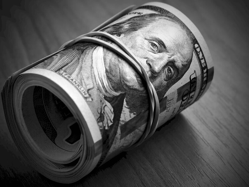 Banker's announcement about the dollar exchange rate