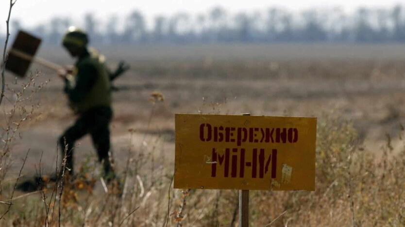 Image of destroyed mines against the backdrop of lost funds