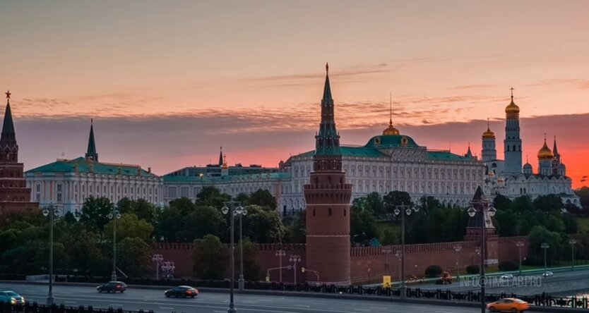 Flags of Ukraine and Russia in the Kremlin