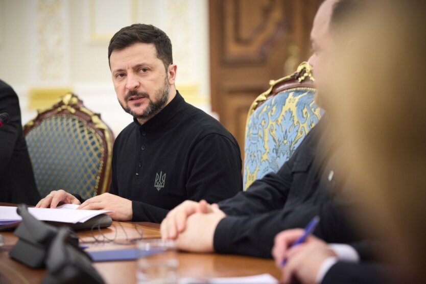 Изображение Зеленского, получающего отчет о ликвидации российского командования