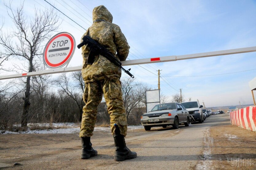 Водій зупиняється на блокпості за правилами