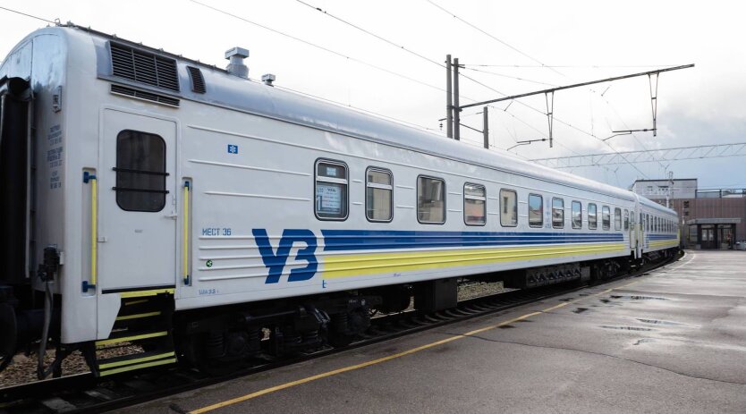 Ukrzaliznytsia train against the backdrop of mountains