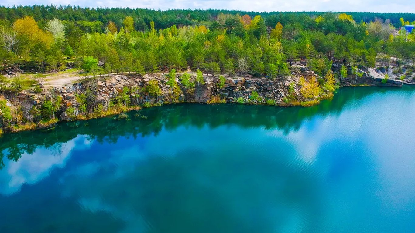 Таємниця Коростишівського кар’єру — що приховує бірюзове озеро